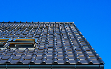 vertical low angle closeup shot black roof building 1 1